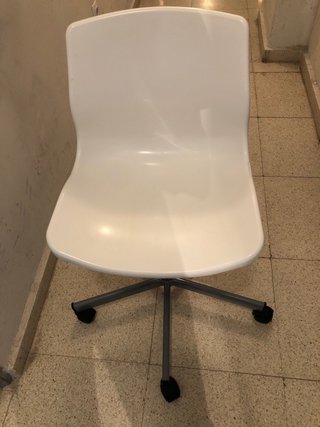 SILLA ESCRITORIO PLASTICO Y METAL BLANCA.