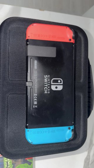 Nintendo Switch con Funda y 2 Juegos