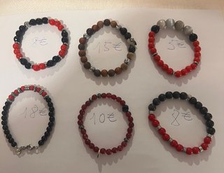 Braccialetti vari di marca e non coi prezzi espost