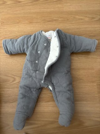 Buzo Zara Gris talla 1-3 meses