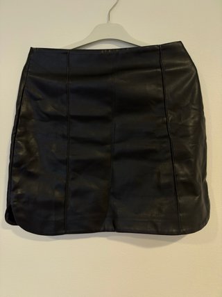 Falda corta efecto piel negra