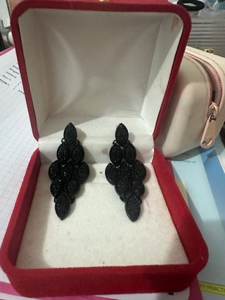 Pendientes largos negros elegantes