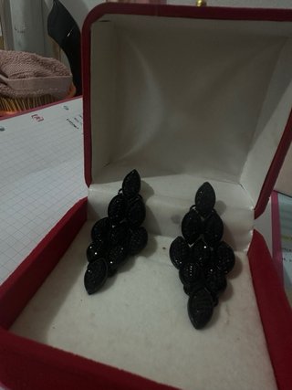 Pendientes largos negros elegantes