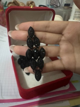 Pendientes largos negros elegantes