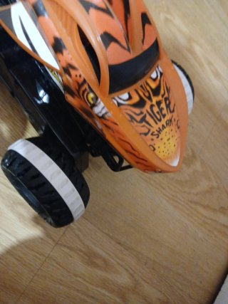 Coche teledirigido Hot Wheels Tiger Shark