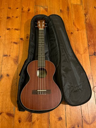 Ukelele Kala con funda