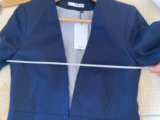 Blazer de lino azul (Mango)