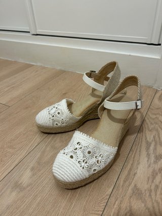 Alpargatas con Bordados Blancos
