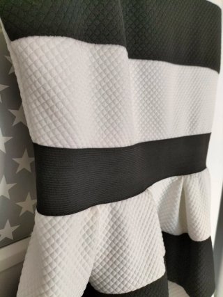 Vestido de rayas blanco y negro de tirantes