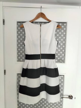 Vestido de rayas blanco y negro de tirantes