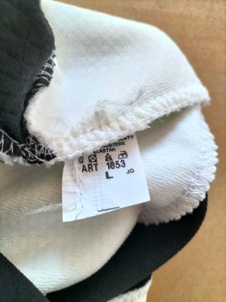 Vestido de rayas blanco y negro de tirantes