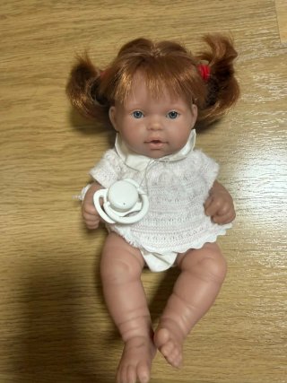 Muñeca bebé con chupete