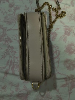 Borsa Guess rosa imbottita con catena dorata