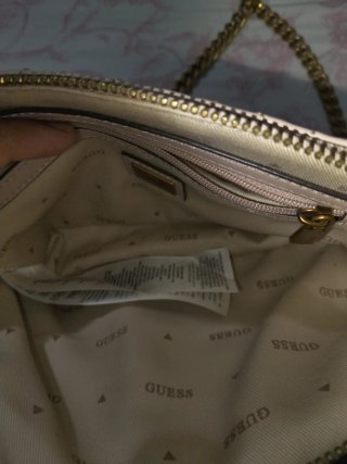 Borsa Guess rosa imbottita con catena dorata