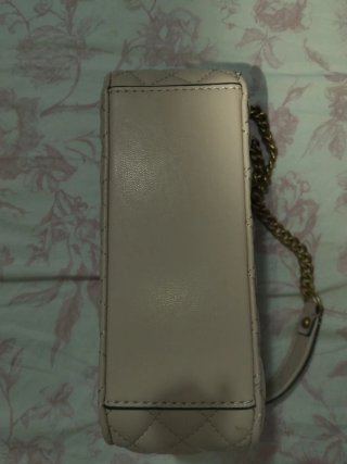 Borsa Guess rosa imbottita con catena dorata