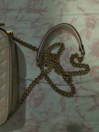 Borsa Guess rosa imbottita con catena dorata