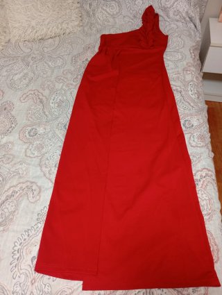 Abito rosso da festa con volant