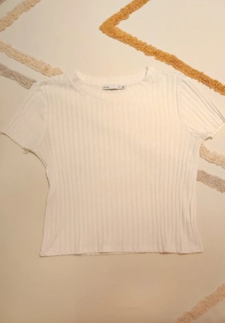 Conjunto de dos camisetas y vaquero corto.