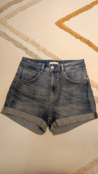 Conjunto de dos camisetas y vaquero corto.