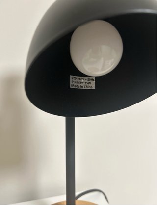 Lámpara de mesa negra y madera. Ø 14 x 36 cm