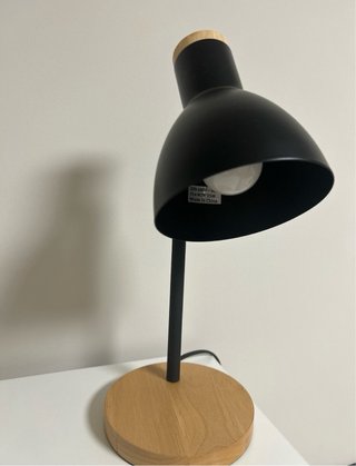 Lámpara de mesa negra y madera. Ø 14 x 36 cm