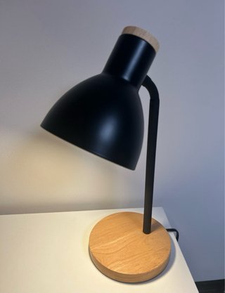 Lámpara de mesa negra y madera. Ø 14 x 36 cm