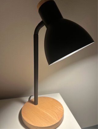 Lámpara de mesa negra y madera. Ø 14 x 36 cm