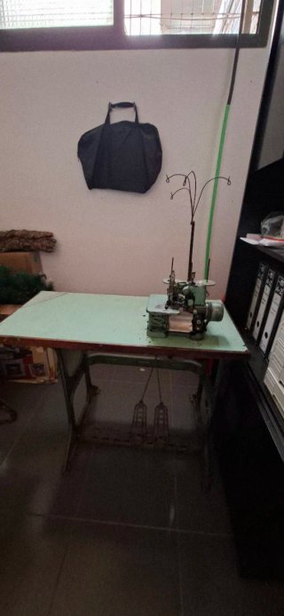 Máquina Remalladora Overlock con Mesa