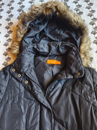 Abrigo Mango Negro con Capucha y Pelo