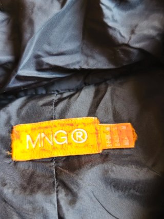 Abrigo Mango Negro con Capucha y Pelo