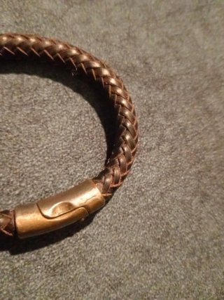 Pulsera de Cuero Trenzado con broche metálico.
