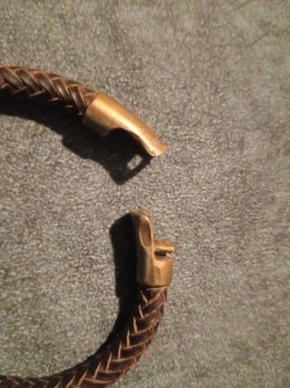Pulsera de Cuero Trenzado con broche metálico.