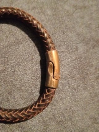 Pulsera de Cuero Trenzado con broche metálico.