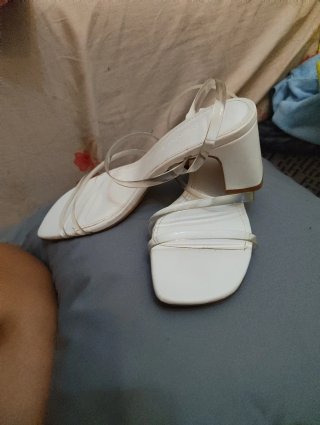 Zapatos de tacón blancos