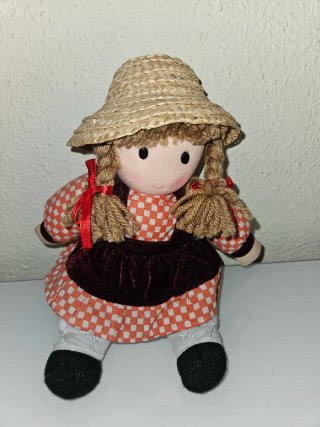 Muñeca de trapo con sombrero de paja