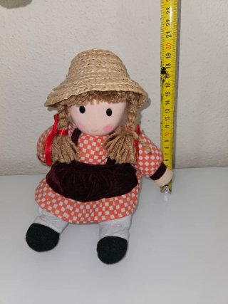 Muñeca de trapo con sombrero de paja