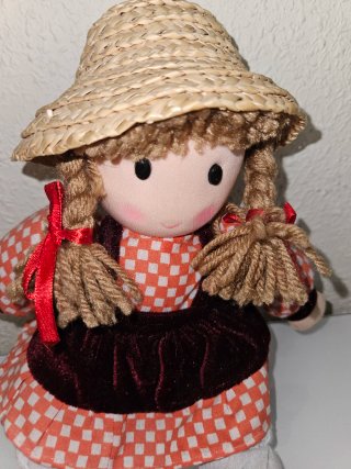 Muñeca de trapo con sombrero de paja