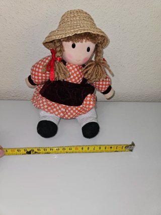 Muñeca de trapo con sombrero de paja