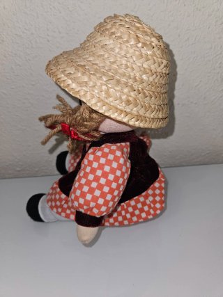 Muñeca de trapo con sombrero de paja