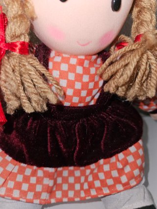 Muñeca de trapo con sombrero de paja