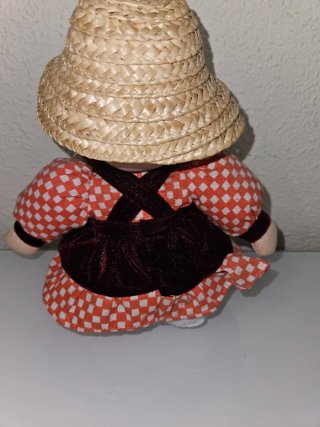 Muñeca de trapo con sombrero de paja