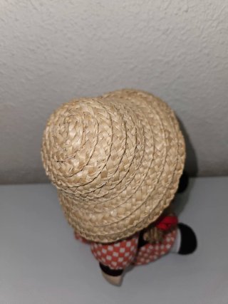 Muñeca de trapo con sombrero de paja