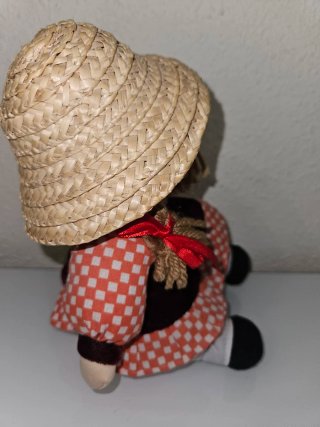 Muñeca de trapo con sombrero de paja