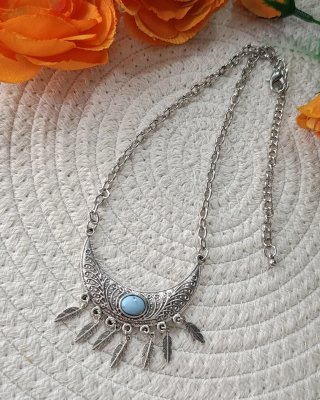 Collar plateado con piedra azul