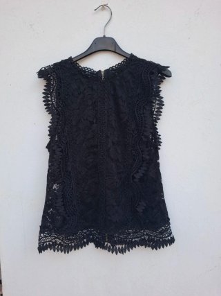 Blusa negra encaje sin mangas