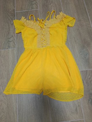 Mono corto amarillo con encaje