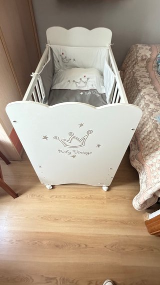 Cuna Blanca con Diseño de Corona