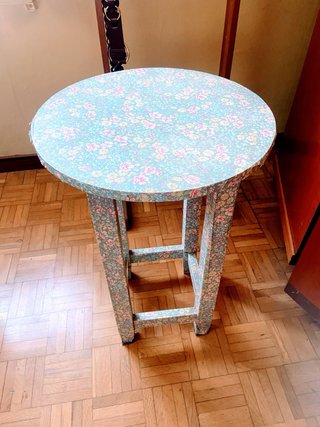 Mesita redonda floral