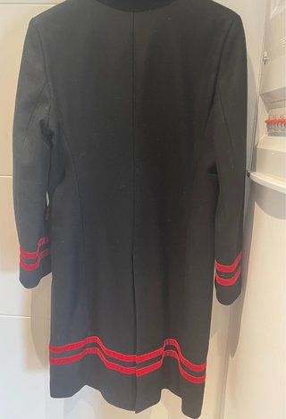 Abrigo Negro con Detalles Rojos