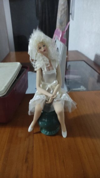 Muñeca de Porcelana Sentada Vintage